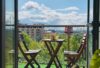 Słoneczny balkon południowy ze stolikiem i krzesłami